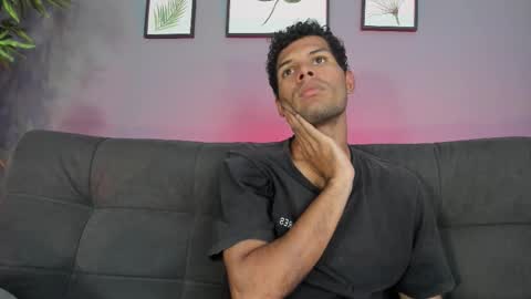 Mia online show from November 2025 07:26:01 PM