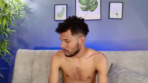 Mia online show from November 2025 07:18:01 PM