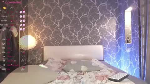 Mia online show from November 2025 02:39:02 PM