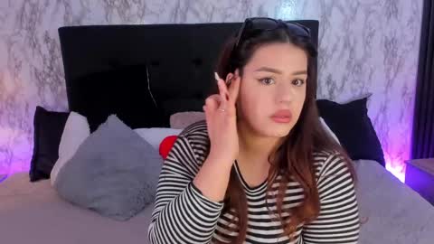 Mia   -5 7001400 Follow  online show from May 2026 01:19:01 PM