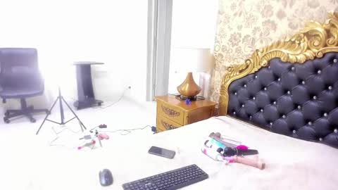 Mia online show from October 2025 11:54:02 AM