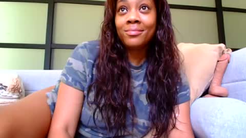 MiaMuffn online show from July 2026 06:12:01 PM