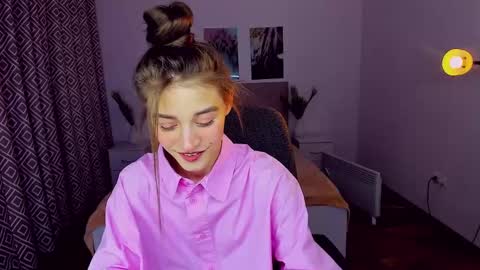 Mia online show from December 2024 05:13:01 PM