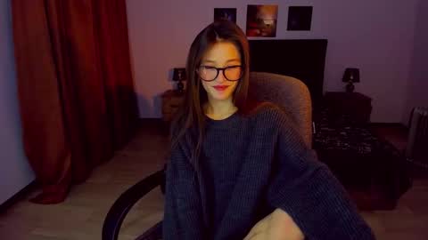 Mia online show from December 2024 06:02:02 PM