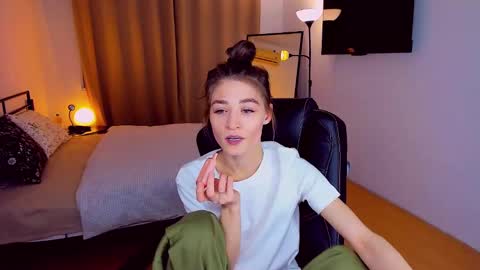 Mia online show from February 2025 06:04:02 PM