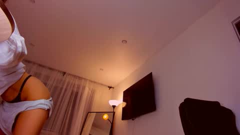 Mia online show from September 2025 08:32:02 PM