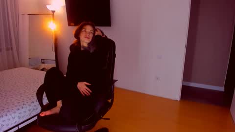 Mia online show from November 2025 07:49:02 PM