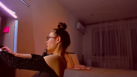 Mia online show from March 2026 05:30:01 PM