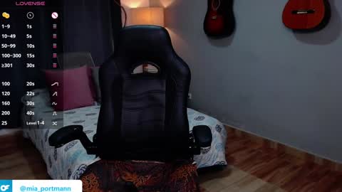 Snapshot of miaportman chatting on December 2024 01:07:02 PM MIAPORTMANN online show from December 2024 01:07:02 PM