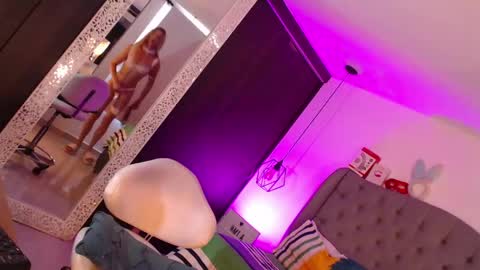 Mia Romanove online show from April 2026 05:51:01 PM