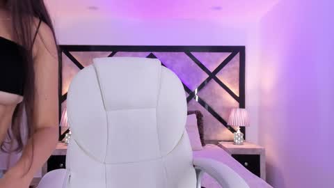 Mia online show from December 2024 08:44:01 PM