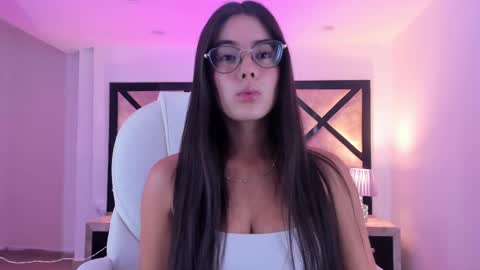 Mia online show from February 2025 08:41:01 PM