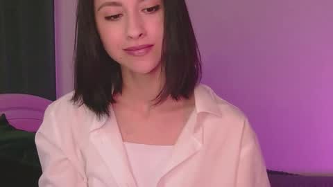 Mia online show from September 2025 09:00:01 AM