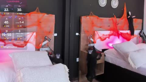 Mia online show from October 2025 02:07:01 PM