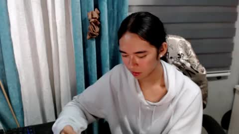 Mia online show from April 2026 06:52:02 PM