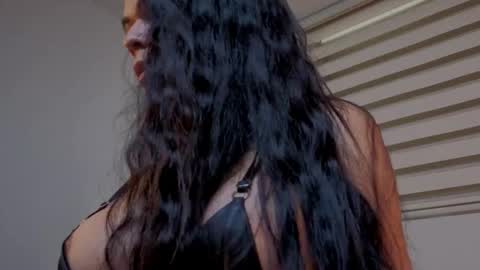 Mia online show from September 2025 06:41:02 PM