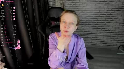 Snapshot of michelle_blond chatting on March 2025 01:15:02 PM michelle_blond online show from March 2025 01:15:02 PM