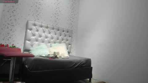 Snapshot of michelle_perla chatting on October 2025 06:54:02 PM michelle perla online show from October 2025 06:54:02 PM