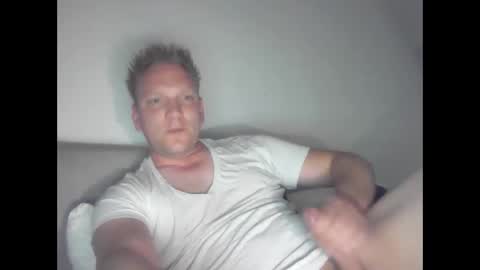 Snapshot of mickkxl chatting on May 2026 10:22:02 AM mickkxl online show from May 2026 10:22:02 AM