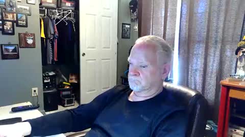 Snapshot of midwestdad09 chatting on April 2026 09:28:01 PM midwestdad09 online show from April 2026 09:28:01 PM