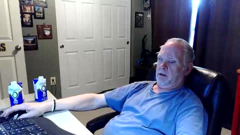 Snapshot of midwestdad09 chatting on April 2026 07:05:02 PM midwestdad09 online show from April 2026 07:05:02 PM