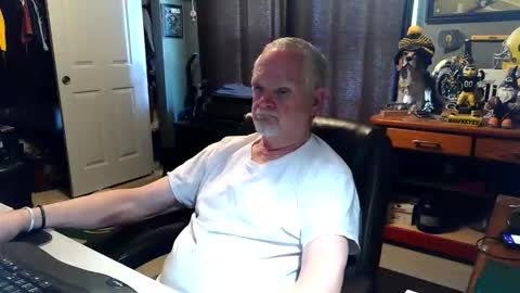 Snapshot of midwestdad09 chatting on May 2026 07:11:01 PM midwestdad09 online show from May 2026 07:11:01 PM