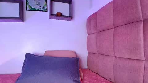 Mia  online show from September 2025 11:59:01 AM