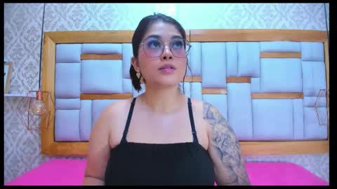 Mia  online show from November 2025 12:07:01 PM