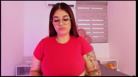 Mia  online show from November 2025 12:16:01 PM