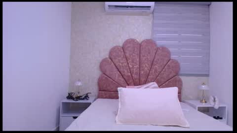 Mia  online show from November 2025 12:04:01 PM