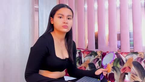 Mia  online show from September 2025 09:45:02 AM