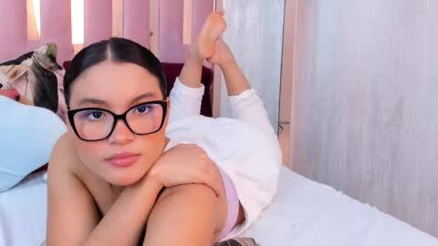 Mia  online show from October 2025 10:21:01 AM