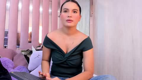 Mia  online show from November 2025 10:43:02 AM