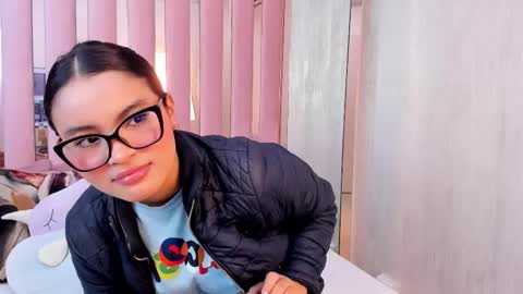 Mia  online show from November 2025 10:47:02 AM