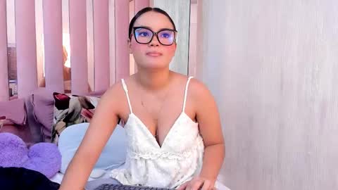 Mia  online show from November 2025 10:47:02 AM