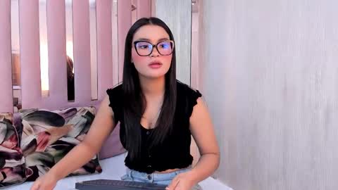 Mia  online show from November 2025 10:51:01 AM