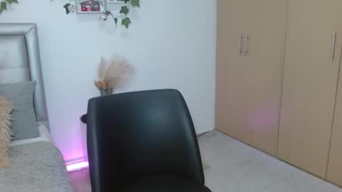 miiaa_k online show from April 2026 10:51:01 AM