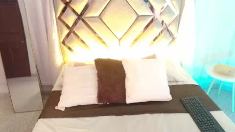 MilaMonroeXX online show from August 2026 02:33:02 AM