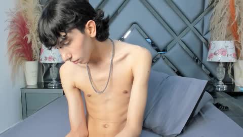 milan_lewiss online show from November 2025 01:18:02 PM