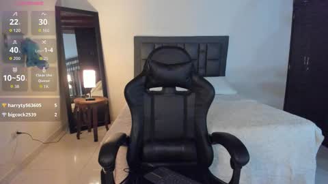 Mia online show from November 2025 04:10:02 AM