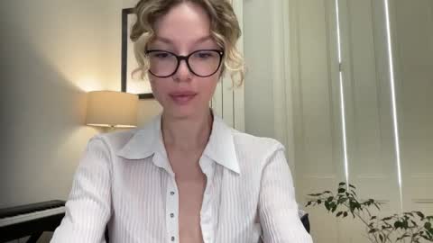 Mila online show from September 2025 10:40:02 AM