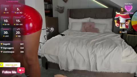 Snapshot of milfblondy chatting on December 2024 01:18:01 AM Ingrid online show from December 2024 01:18:01 AM