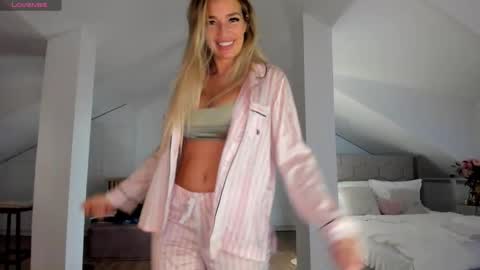 Snapshot of milfblondy chatting on November 2025 11:04:02 PM Ingrid online show from November 2025 11:04:02 PM