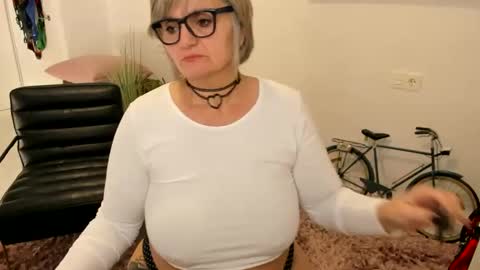 Snapshot of milfelladd69 chatting on February 2025 09:17:02 AM MilfElla online show from February 2025 09:17:02 AM