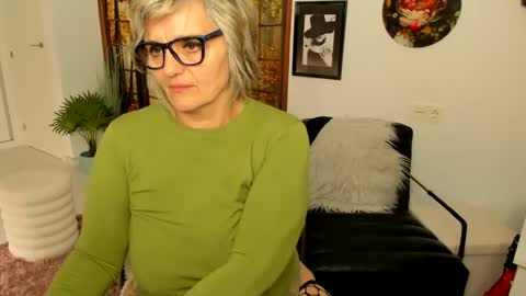 Snapshot of milfelladd69 chatting on March 2025 01:39:01 PM MilfElla online show from March 2025 01:39:01 PM