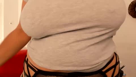 Snapshot of milfelladd69 chatting on November 2025 09:23:01 AM MilfElla online show from November 2025 09:23:01 AM