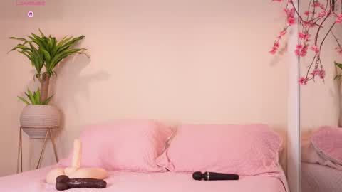 Snapshot of mili_moon_ chatting on October 2025 12:15:01 PM online show from October 2025 12:15:01 PM