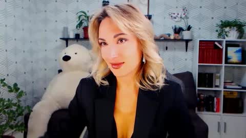 MillaXQueen online show from September 2025 09:36:02 AM