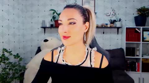 MillaXQueen online show from November 2025 10:36:01 AM