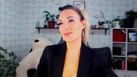 MillaXQueen online show from November 2025 02:05:01 PM